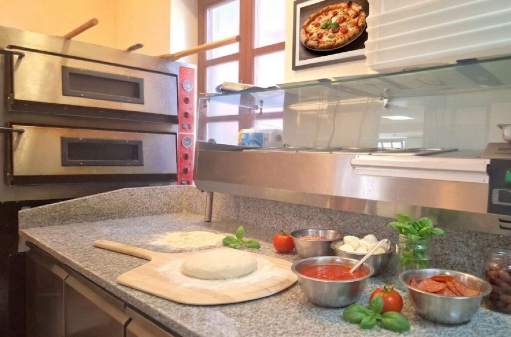Küche mit optionalem Pizzaofen und Belegestation