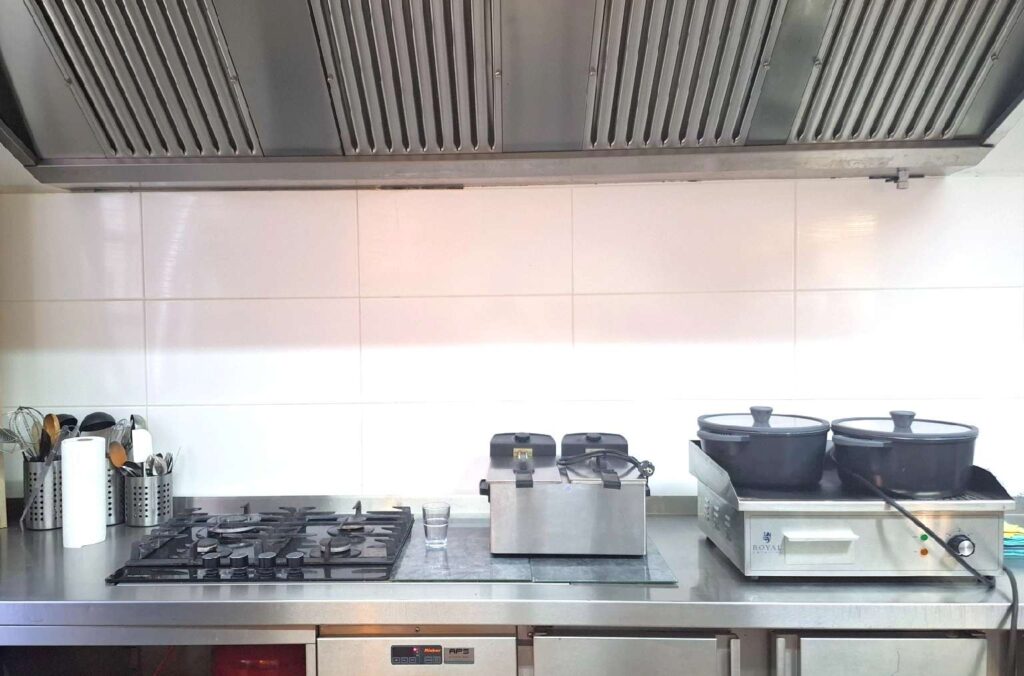 Küche_mit_optionaler_Ablufteinrichtung_für_Pommes