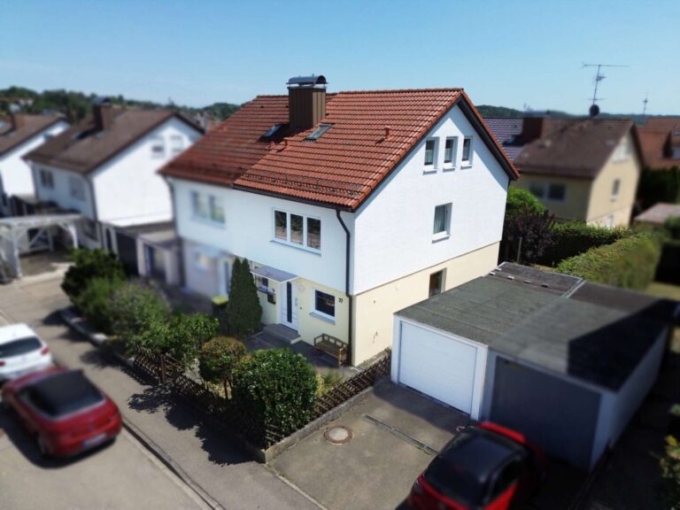 Gepflegte Doppelhaushälfte mit sonnigem Garten, Garage und viel Platz. LuftaufnahmeNord-West